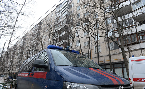 Машина Следственного комитета РФ у дома на улице Народного Ополчения, где совершены убийство ребенка и поджог