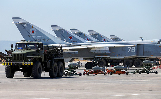 Российские военные самолеты на авиабазе Хмеймим в Сирии, 18 июня 2016 года

