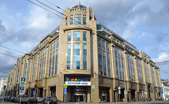 Вид на здание Военторга на Воздвиженке в Москве
