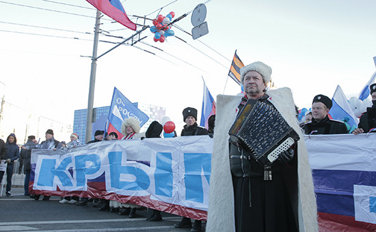 Участники митинга-концерта «Мы вместе», посвященного годовщине воссоединения Крыма с Россией, на Васильевском Спуске
