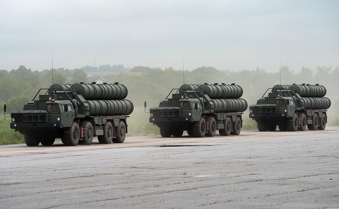 Зенитный ракетный комплекс С-400 «Триумф» в механизированной колонне