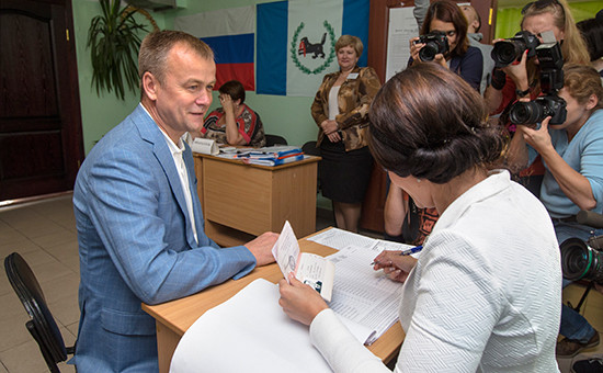 Временно исполняющий обязанности губернатора Иркутской области Сергей Ерощенко во время голосования на избирательном участке на выборах губернатора Иркутской области в Единый день голосования