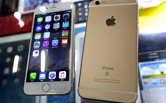 Два фейковых iPhone 6s на витрине магазина в Китае. Имея интерфейс iOS, гаджеты управляются операционной системой Android