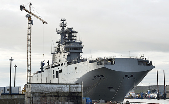 Универсальный десантный корабль ВМФ России «Севастополь» класса «Мистраль» во французском порту Сен-Назер. Ноябрь 2014 года