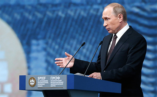 Президент РФ Владимир Путин во время пленарного заседания «На пороге новой экономической реальности» в рамках XX Петербургского международного экономического форума