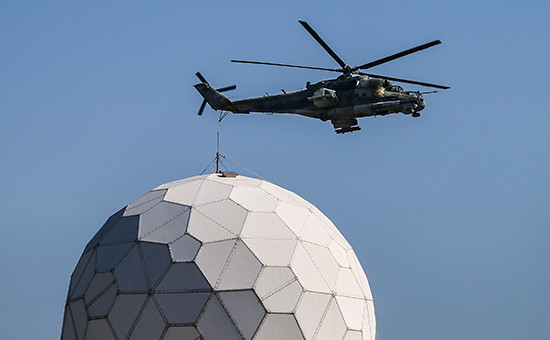 Вертолет Ми-24 патрулирует территорию, прилегающую к авиабазе Хмеймим