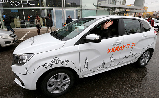 Кроссовер Lada Xray в одном из автосалонов