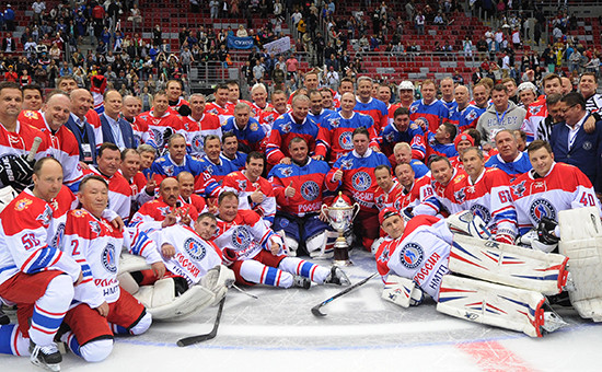 Участники гала-матча Ночной хоккейной лиги между «Звездами НХЛ» и сборной НХЛ в ледовом дворце «Большой». Сочи, 10 мая 2016 года
