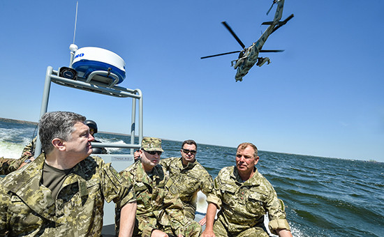 Президент Петр Порошенко во время тактических учений Военно-морских сил Украины