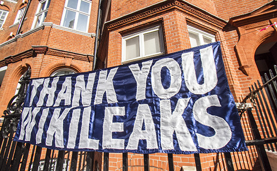 Лондон. Плакат на посольстве Эквадора, где укрывается основатель WikiLeaks Джуллиан Ассанж