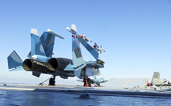 Истребитель Су-33 во время боевого вылета с палубы тяжелого авианесущего крейсера «Адмирал Кузнецов» для нанесения ударов по объектам террористов в Сирии. 15 ноября 2016 года
