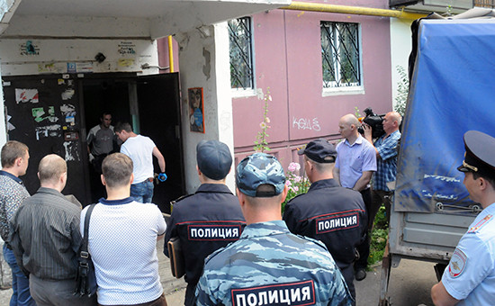 Сотрудники правоохранительных органов у подъезда жилого дома в Нижнем Новгороде, где были обнаружены убитые дети, 4 августа 2015 года