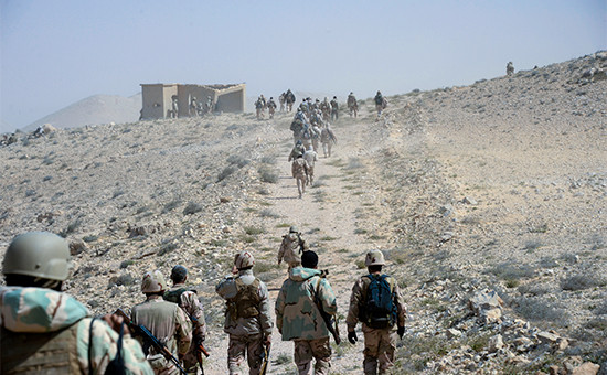 Бойцы отряда народного ополчения «Соколы пустыни» во время передислокации в районе сирийского города Пальмира


