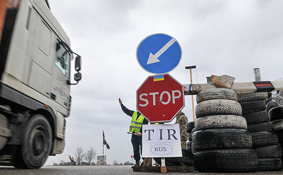 Украинские активисты стоят на блокпосту возле Львова, блокируя движение грузовиков с российскими номерами во Львовской области. 15 февраля 2016 года