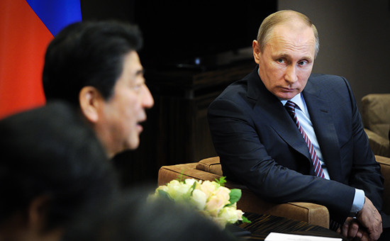 Президент России Владимир Путин (справа) и премьер-министр Японии Синдзо Абэ (слева)


