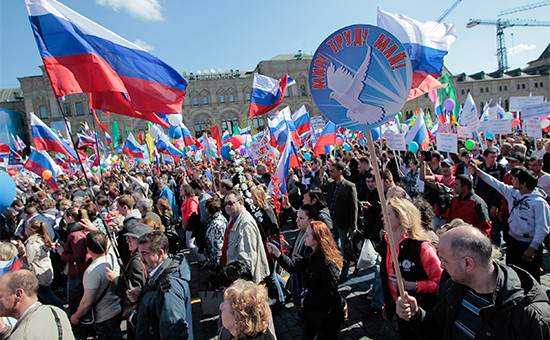 Участники первомайской демонстрации на Красной площади в Москве