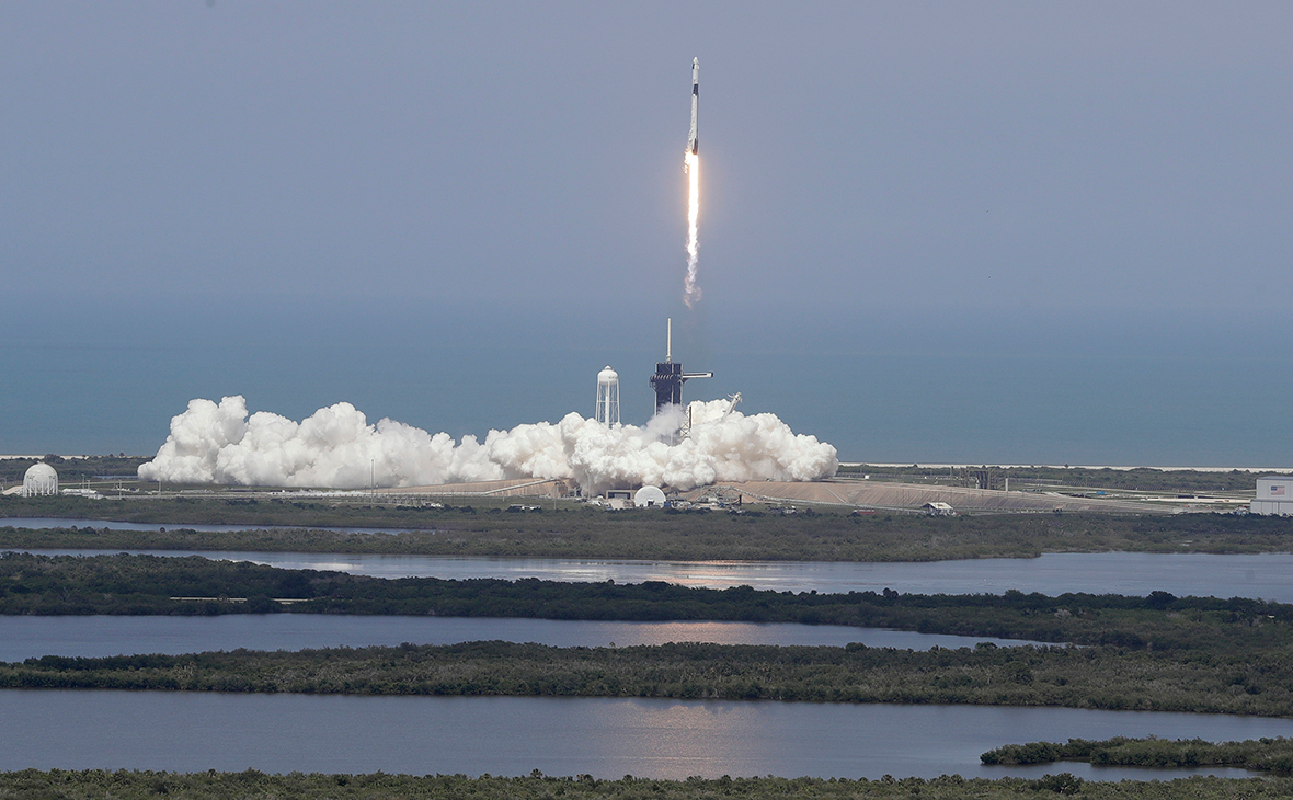 Ракета Falcon 9 с космическим кораблем Crew Dragon