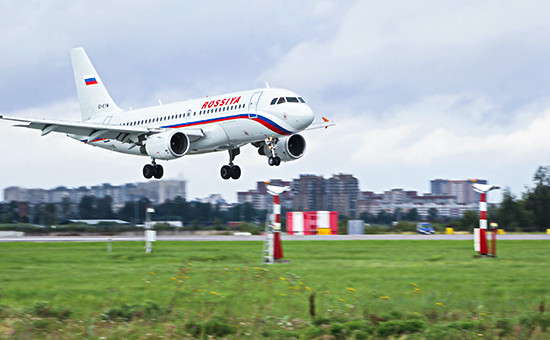 Посадка самолета авиакомпании «Россия» в аэропорту Пулково, август 2016 года


