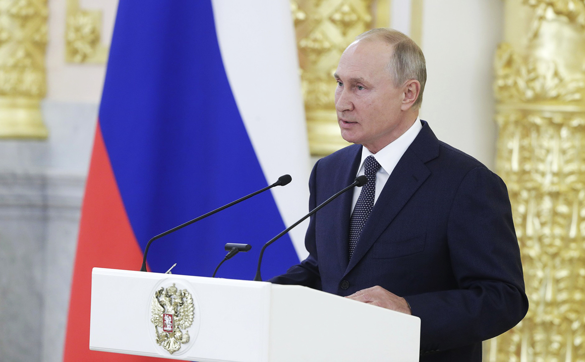 Владимир Путин во время встречи с российскими сенаторами