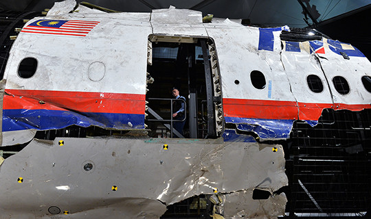 Обломки Boeing 777 Malaysia Airlines (рейс MH17) на военной базе Гилзе-Рейен в Нидерландах


