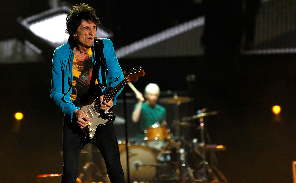 Гитарист группы The Rolling Stones Ронни Вуд стал отцом близняшек в 68 лет Гитарист группы The Rolling Stones Ронни Вуд стал отцом близняшек в 68 лет