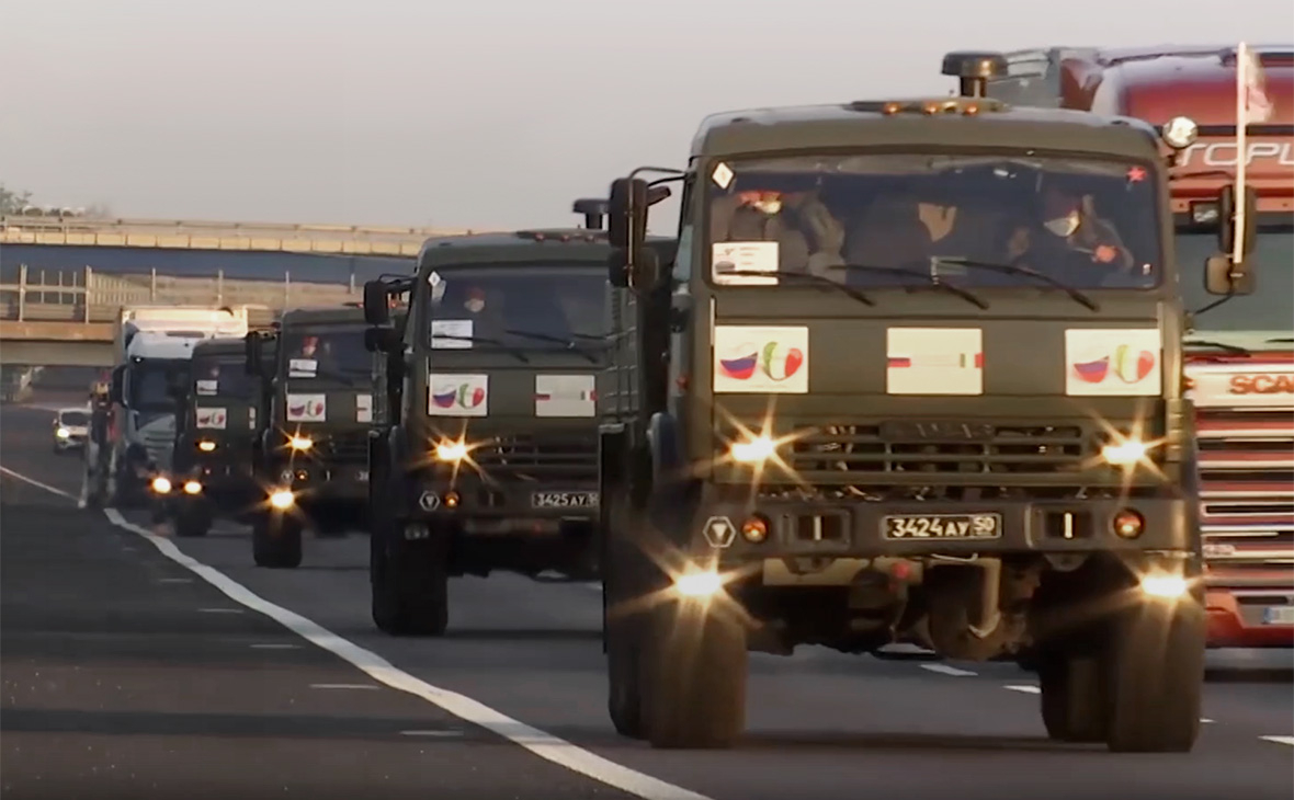 Колонна с военными специалистами Минобороны России и техникой