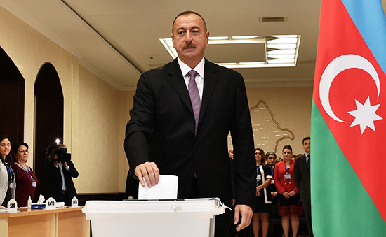 Президент Азербайджана Ильхам Алиев во время референдума, 26 сентября 2016 года


