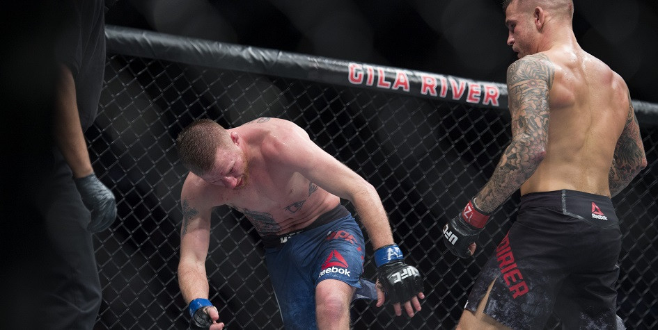 Джастин Гэтжи (слева) против Дастина Пуарье (справа) на турнире UFC