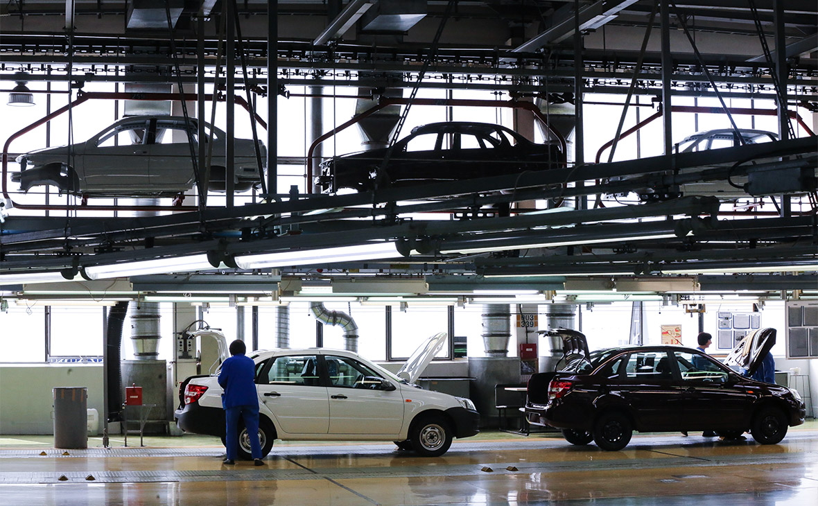 В январе АвтоВАЗ продал почти 30 тысяч Lada В январе АвтоВАЗ продал почти 30 тысяч Lada
