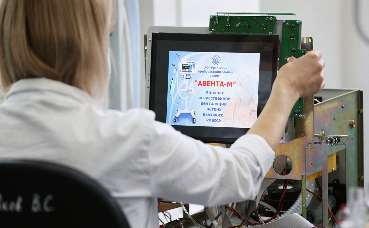 Сборка аппаратов искусственной вентиляции легких «Авента-М» на Уральском приборостроительном заводе (входит в АО «КРЭТ» в составе госкорпорации «Ростех»)