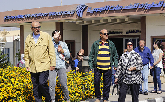 Родственники пассажиров исчезнувшего Airbus A320 авиакомпании EgyptAir в международном аэропорту Каира, Египет