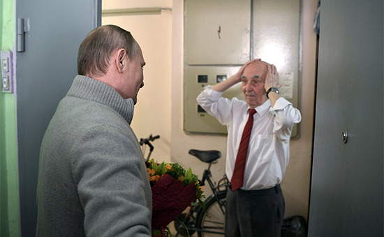 Владимир Путин и Лазарь Матвеев (справа) во время встречи в Жулебино
