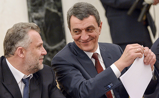 Экс-спикер Алексей Чалый (слева), и губернатор Севастополя Сергей Меняйло. 18 марта 2015 года


