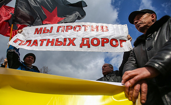 Участники акции дальнобойщиков против системы оплаты проезда по федеральным трассам «Платон» на площади Яузских ворот. 3 апреля 2016 года


