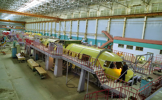 Сборка корпуса серийного самолета Ан-140 в сборочном цеху завода «Авиакор»


