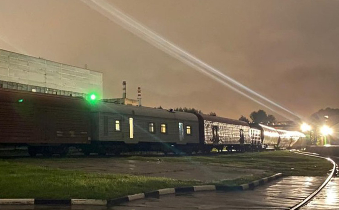 Погруженные в спецвагоны модули тяжелой ракеты «Ангара А5»