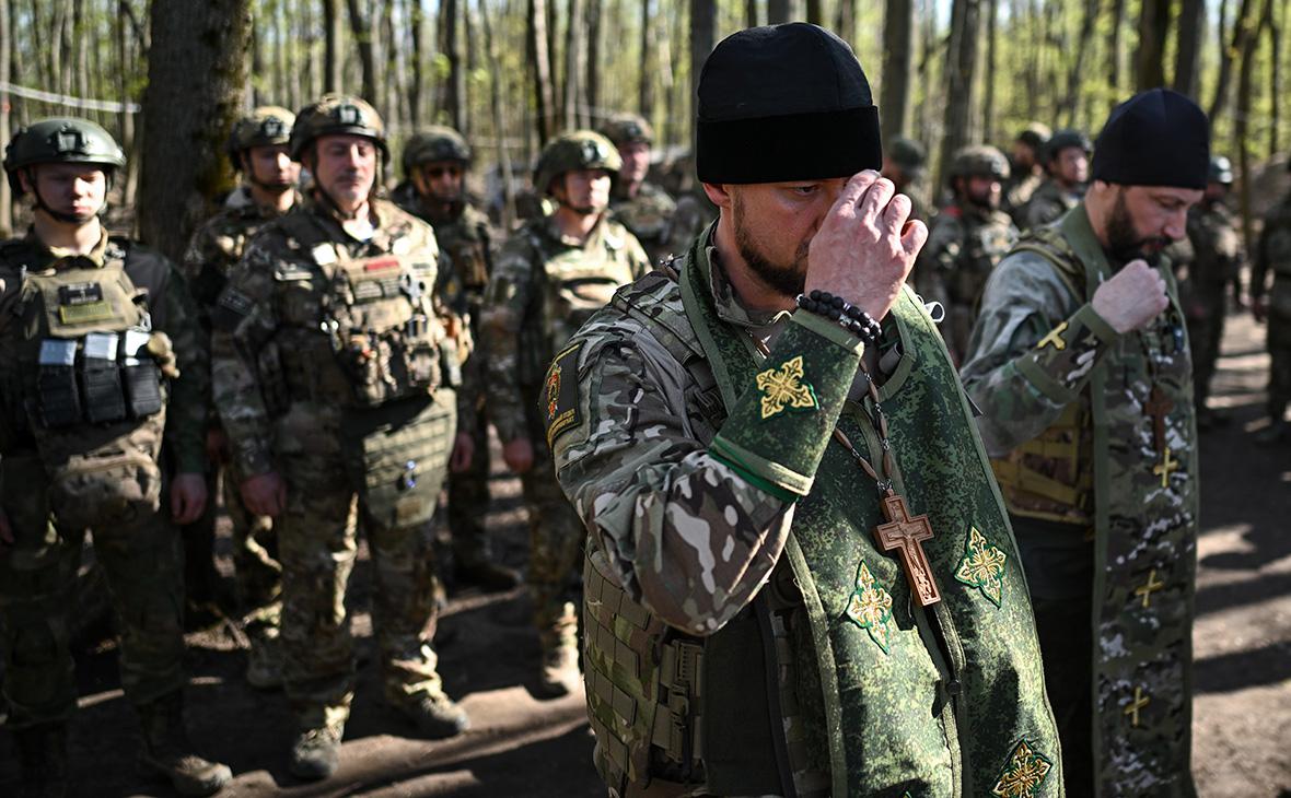 Священнослужитель во время пасхального молебна для военнослужащих 56-й десантно-штурмовой бригады ВДВ группировки войск «Север» в Курской области, 19 апреля 2025 года