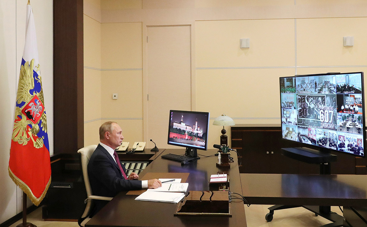 Владимир Путин в Ново-Огарево во время всероссийского открытого урока