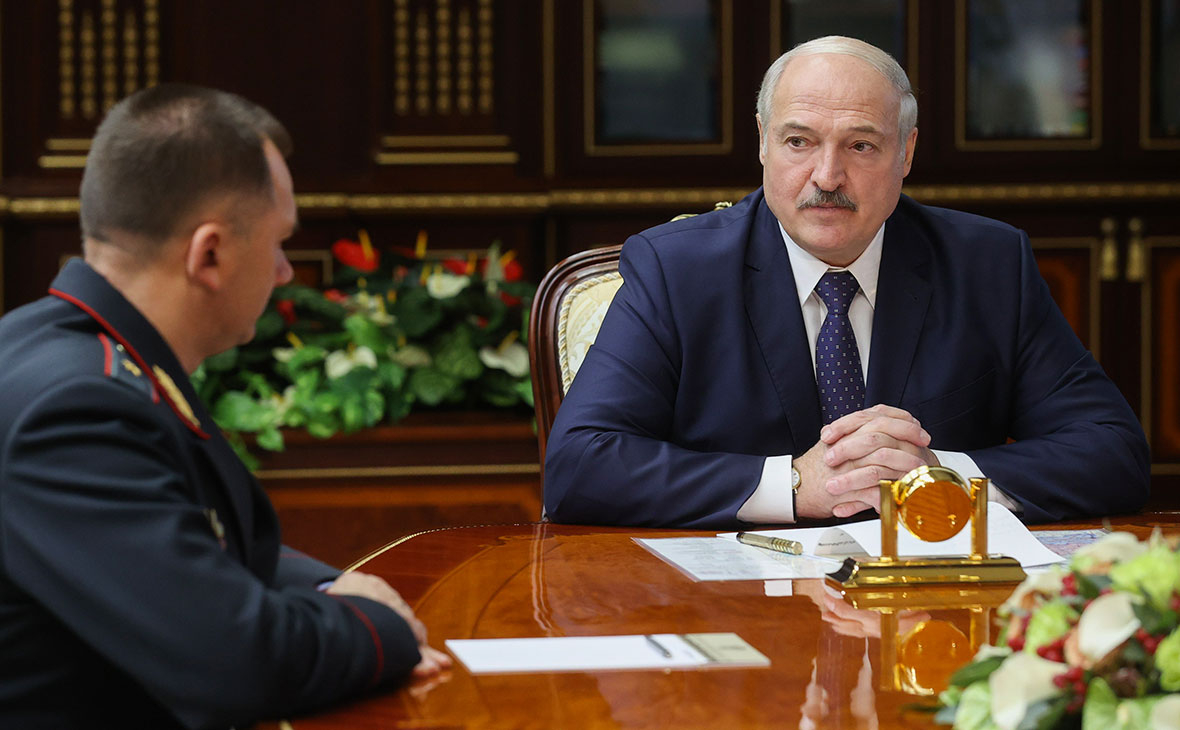 Бывший глава ГУВД Минска Иван Кубраков и Александр Лукашенко