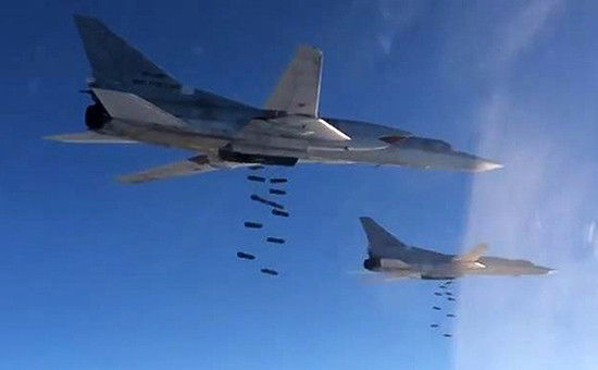 Самолеты Ту-22М3 Дальней авиации Военно-космических сил России во время нанесения удара по объектам террористической группировки ИГ. Архивный кадр