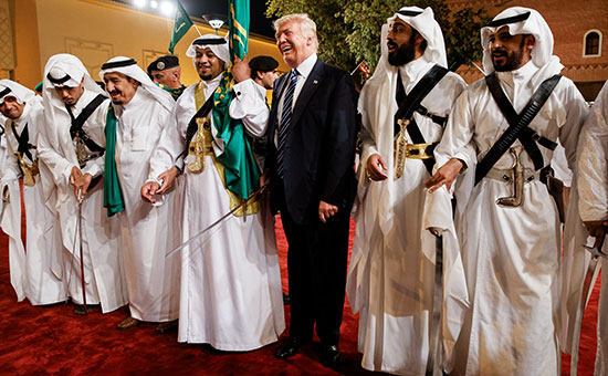 Дональд Трамп (в центре)