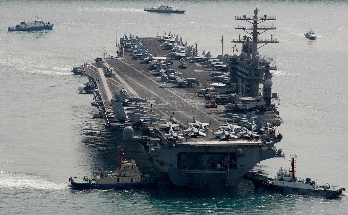 Американский авианосец на военно-морской базе США в Пусане. Южная Корея