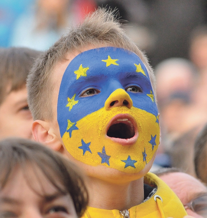 Маленькие украинцы. Лица Евросоюза. Украина Евросоюз. Украинские флаги в Европе. Лицо украинца.