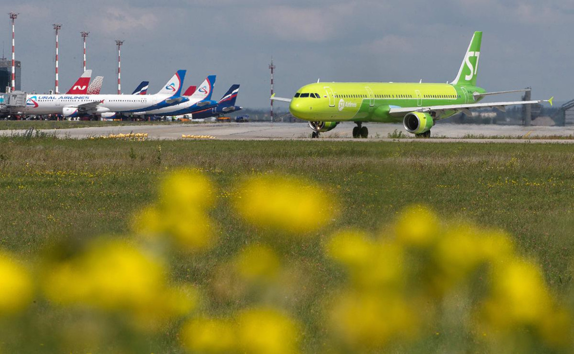 Самолет S7 Airlines в аэропорту Симферополя, июнь 2021 года 