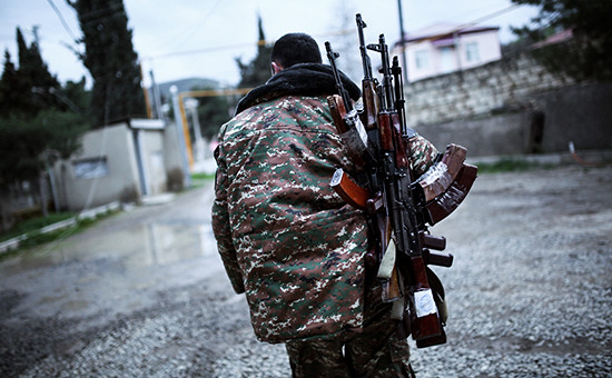 Военнослужащий в провинции Мартакерт в Нагорном Карабахе 4 апреля 2016 года


