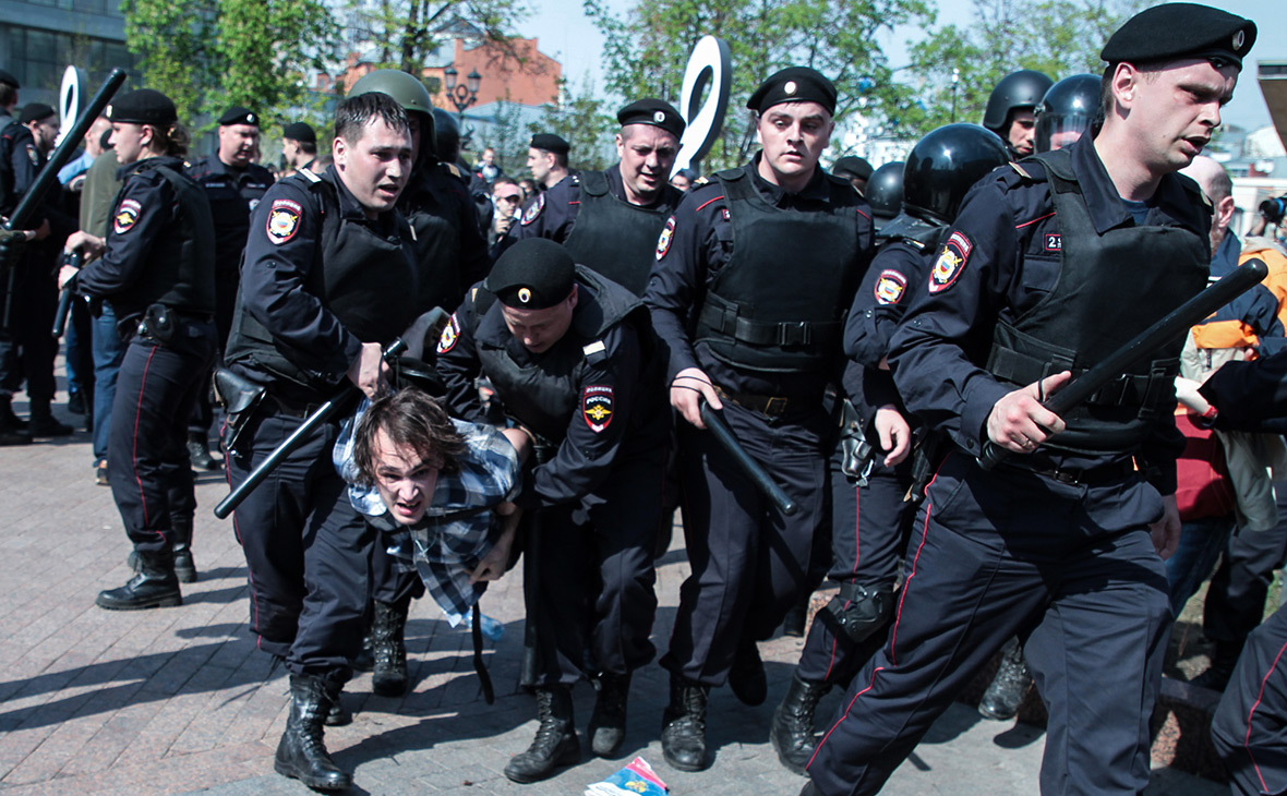 В России более тысячи задержанных среди участников акций Навального
