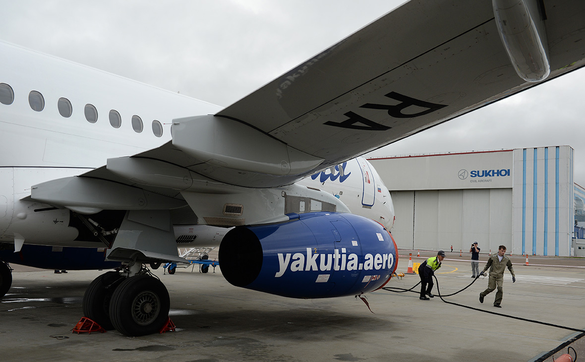 Самолет SSJ100