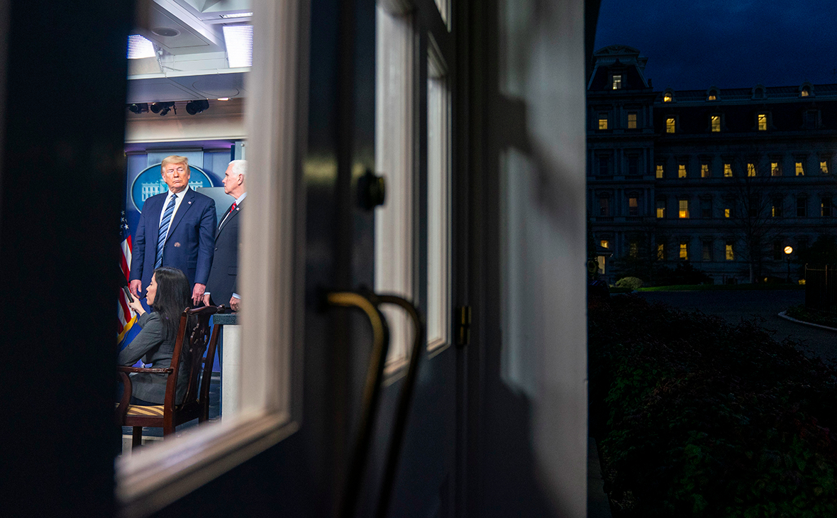 Дональд Трамп (слева)