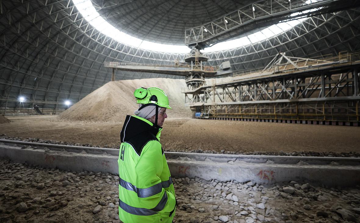 Шатровый склад известняка на территории цементного завода