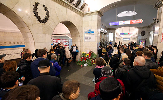 Возложение цветов на станции метро «Технологический институт»